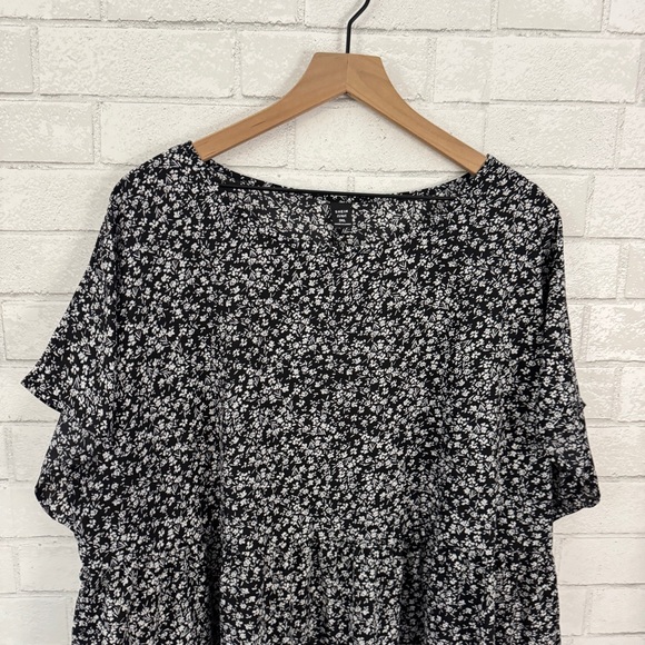 SHEIN Curve Tiered Floral Black Top - Picture 2 of 8